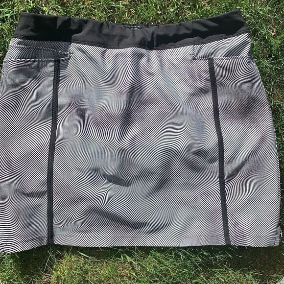 EUC WOMEN’S ADIDAS GOLF SKORT SIZE MEDIUM - Picture 1 of 6